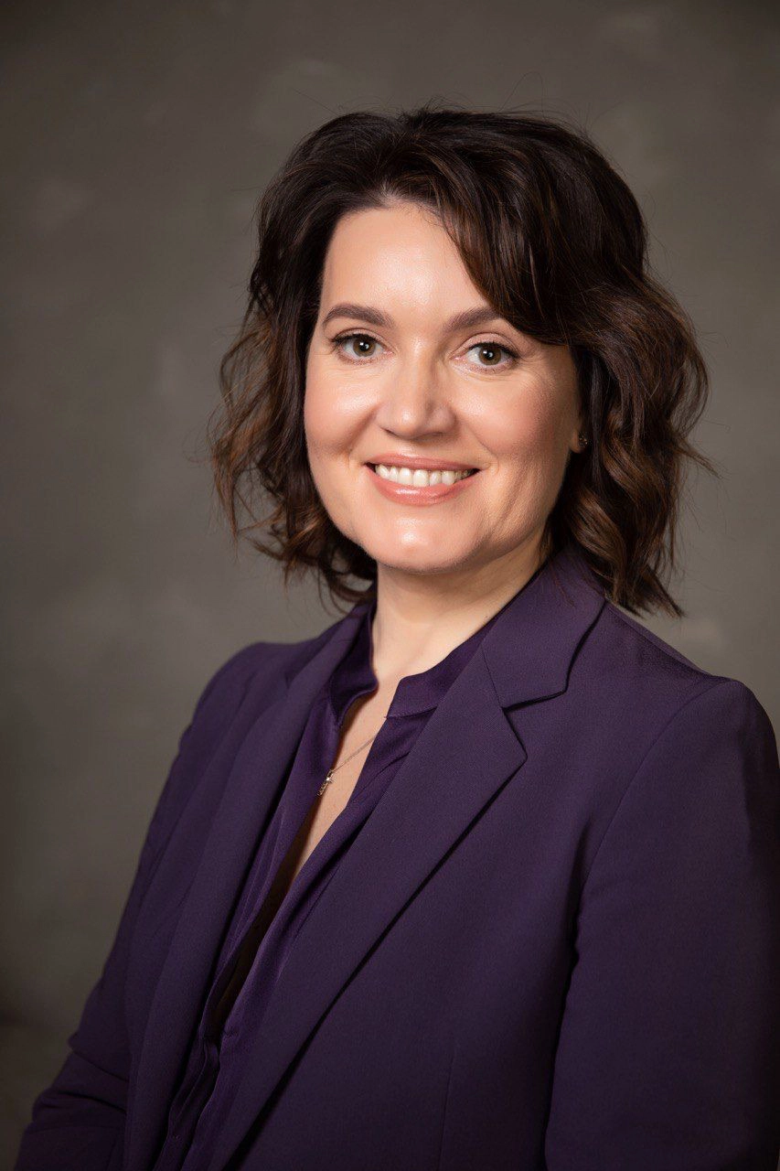 Elena R., Project Manager